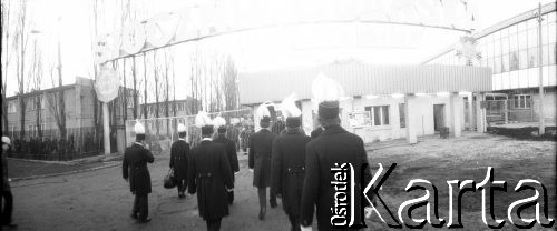 Przed 16.12.1980, Gdańsk, Polska.
Delegacja górników w strojach galowych wchodzi na teren Stoczni Gdańskiej. Nad ich głowami napis: 