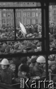 16.12.1980, Gdańsk, Polska.
Tłum gromadzi się pod pominikiem Poległych Stoczniowców przed uroczystością jego odsłonięcia. W tle widać biało-czerwoną flagę.
Fot. Zbigniew Trybek, zbiory Ośrodka KARTA