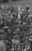 16.12.1980, Gdańsk, Polska.
Tłum gromadzi się pod pominikiem Poległych Stoczniowców przed uroczystością jego odsłonięcia. W tle widać flagę.
Fot. Zbigniew Trybek, zbiory Ośrodka KARTA