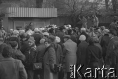 16.12.1980, Gdańsk, Polska.
Tłum gromadzi się pod pominikiem Poległych Stoczniowców przed uroczystością jego odsłonięcia. 
Fot. Zbigniew Trybek, zbiory Ośrodka KARTA