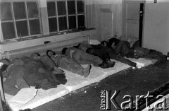 Sierpień 1980, Gdynia, Polska.
Strajk okupacyjny w Stoczni im. Komuny Paryskiej. Robotnicy śpią na styropianowych 