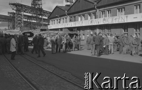 3.10.1980, Gdańsk, Polska.
Pracownicy Stoczni Gdańskiej biorą udział w ogólnopolskim, jednogodzinnym strajku ostrzegawczym. Na zdjęciu stoczniowcy przechodzą obok hali, na której zawieszono transparent 