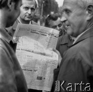 Sierpień 1980, Gdańsk, Polska.
Strajk okupacyjny w Stoczni Gdańskiej im. Lenina. Mężczyźni trzymają gazetę 