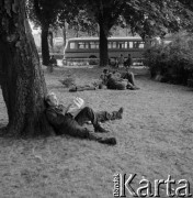Sierpień 1980, Gdańsk, Polska.
Strajk okupacyjny w Stoczni Gdańskiej im. Lenina. Mężczyźni odpoczywają na trawie, jeden z nich czyta gazetę.
Fot. Zbigniew Trybek, zbiory Ośrodka KARTA