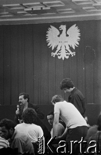 Sierpień 1980, Gdańsk, Polska.
Strajk okupacyjny w Stoczni Gdańskiej im. Lenina. Zebranie strajkujących, Lech Wałęsa przemawia.
Fot. Zbigniew Trybek, zbiory Ośrodka KARTA