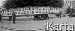 Sierpień 1980, Gdańsk, Polska.
Strajk okupacyjny w Stoczni Gdańskiej im. Lenina. Tablica z portretami przodowników pracy, opatrzona podpisem: 