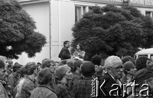 Sierpień 1980, Gdańsk, Polska.
Strajk okupacyjny w Stoczni Gdańskiej im. Lenina. Wiec stoczniowców, w tle widać Lecha Wałęsę.
Fot. Zbigniew Trybek, zbiory Ośrodka KARTA