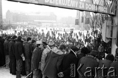 15.12.1981, Gdańsk, Polska.
Strajk okupacyjny w Stoczni Gdańskiej im. Lenina - tłum pod bramą nr 2. Nad głowami zgromadzonych widać napis: 