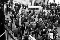 15.12.1981, Gdańsk, Polska.
Strajk okupacyjny w Stoczni Gdańskiej im. Lenina - tłum pod bramą nr 2. W głębi widać nysę z napisem 