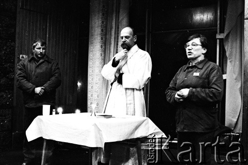 15-16.12.1981, Gdańsk, Polska.
Msza św. dla stoczniowców, odprawiona przez księdza Bronisława Srokę w sali BHP Stoczni Gdańskiej im. Lenina podczas strajku okupacyjnego. Zdjęcie wykonano w nocy na kilka godzin przed wkroczeniem sił ZOMO i wojska, pacyfikacją strajku i aresztowaniem przywódców strajku.
Na zdjęciu m.in. Anna Walentynowicz (1. od prawej).
Fot. Stanisław Składanowski, zbiory Ośrodka KARTA