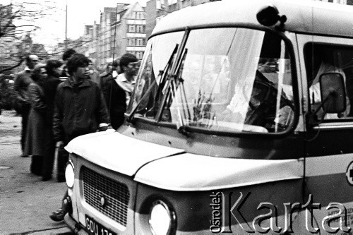 1.05.1982, Gdańsk, Polska.
Stan wojenny. Karetka pogotowia przewozi rannych w wyniku starć z ZOMO.
Fot. Stanisław Składanowski, zbiory Ośrodka KARTA
