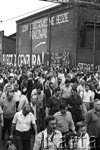 Sierpień 1988, Gdańsk, Polska.
Regionalna Komisja Koordynacyjna NSZZ „Solidarność” wezwała do rozpoczęcia strajku w całym Regionie Gdańskim. 