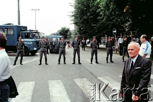 Sierpień 1988, Gdańsk, Polska.
Regionalna Komisja Koordynacyjna NSZZ „Solidarność” wezwała do rozpoczęcia strajku w całym Regionie Gdańskim. 