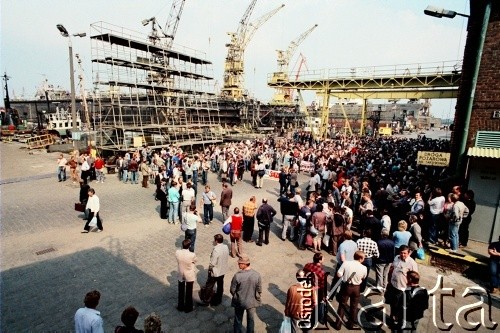 Sierpień 1988, Gdańsk, Polska.
Regionalna Komisja Koordynacyjna NSZZ „Solidarność” wezwała do rozpoczęcia strajku w całym Regionie Gdańskim. 