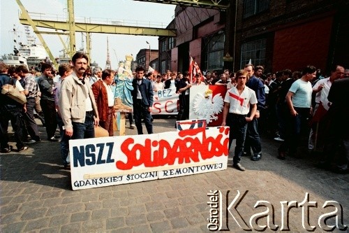 Sierpień 1988, Gdańsk, Polska.
Regionalna Komisja Koordynacyjna NSZZ „Solidarność” wezwała do rozpoczęcia strajku w całym Regionie Gdańskim. 