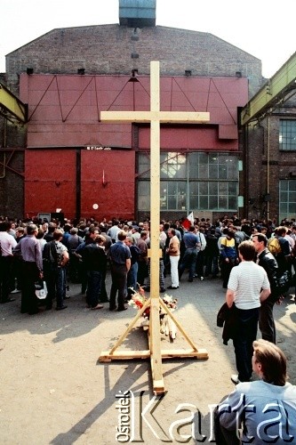 Sierpień 1988, Gdańsk, Polska.
Regionalna Komisja Koordynacyjna NSZZ „Solidarność” wezwała do rozpoczęcia strajku w całym Regionie Gdańskim. 