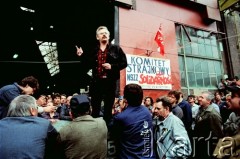Sierpień 1988, Gdańsk, Polska.
Regionalna Komisja Koordynacyjna NSZZ „Solidarność” wezwała do rozpoczęcia strajku w całym Regionie Gdańskim. 