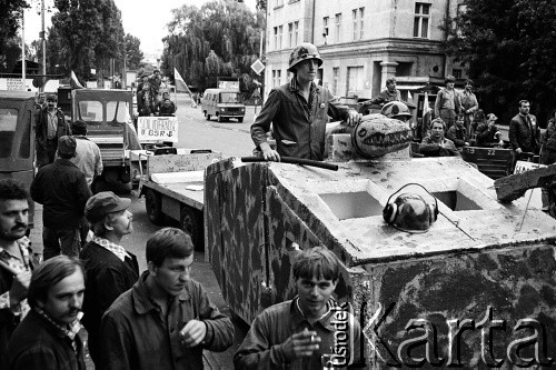 Sierpień 1988, Gdańsk, Polska.
Regionalna Komisja Koordynacyjna NSZZ „Solidarność” wezwała do rozpoczęcia strajku w całym Regionie Gdańskim. 