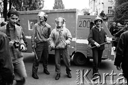 Sierpień 1988, Gdańsk, Polska.
Regionalna Komisja Koordynacyjna NSZZ „Solidarność” wezwała do rozpoczęcia strajku w całym Regionie Gdańskim. 