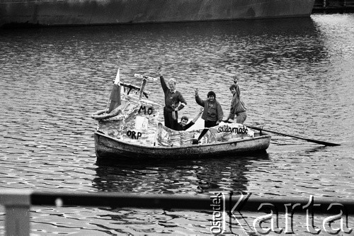 Sierpień 1988, Gdańsk, Polska.
Regionalna Komisja Koordynacyjna NSZZ „Solidarność” wezwała do rozpoczęcia strajku w całym Regionie Gdańskim. 