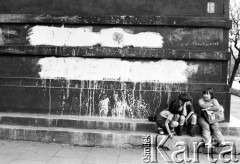 1983, Kraków, Polska.
Dziewczynki pod zamalowanym napisem.
Fot. Jerzy Szot, zbiory Ośrodka KARTA