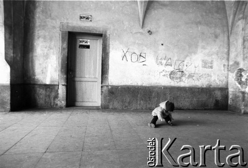 1983, Kraków, Polska.
Dziecko przy szalecie.
Fot. Jerzy Szot, zbiory Ośrodka KARTA