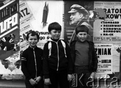 1983, Kraków, Polska.
Chłopcy przy plakacie Lenina.
Fot. Jerzy Szot, zbiory Ośrodka KARTA