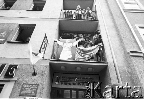 19.06.1983, Częstochowa, Polska.
Druga pielgrzymka Jana Pawła II do Polski. Mieszkańcy bloku wyglądają przez okna i stoją na balkonach. Na balkonie na pierwszym planie wisi zdjęcie Jana Pawła II, powyżej napis: 