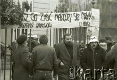 Październik 1984, Gdańsk, Polska.
Ksiądz Kazimierz Jancarz (2. z lewej).
Fot. Jerzy Szot, zbiory Ośrodka KARTA