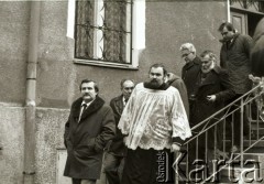 Październik 1984, Gdańsk, Polska.

Ksiądz Kazimierz Jancarz (2. od prawej) i Lech Wałęsa (1. od prawej).

Fot. Jerzy Szot, zbiory Ośrodka KARTA