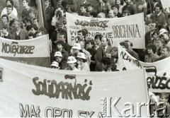 1984, Częstochowa, Polska.
Pielgrzymka ludzi pracy na Jasną Górę. Tłum unosi transparent z napisem 