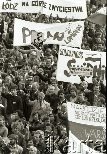 1984, Częstochowa, Polska.

Pielgrzymka ludzi pracy na Jasną Górę. Tłum unosi transparent z napisem 