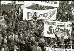 1984, Częstochowa, Polska.

Pielgrzymka ludzi pracy na Jasną Górę. Tłum unosi m.in transparent z napisem 