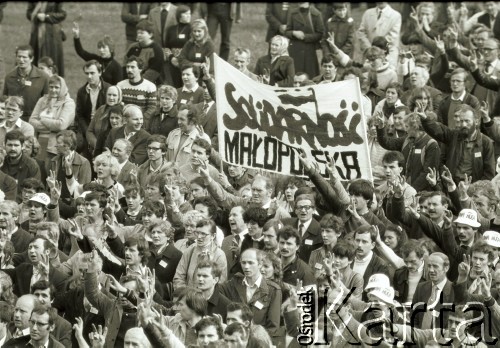 1984, Częstochowa, Polska.

Pielgrzymka ludzi pracy na Jasną Górę. Tłum unosi transparent z napisem 