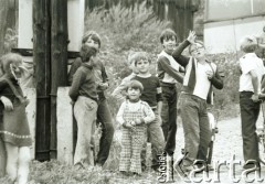 1985, Polska.
Dzieci na trasie pielgrzymki na Jasną Górę.
Fot. Jerzy Szot, zbiory Ośrodka KARTA