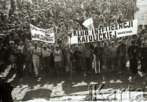 1986, Częstochowa, Polska.

Pielgrzymi w drodze na Jasną Górę.

Fot. Jerzy Szot, zbiory Ośrodka KARTA