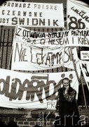 1986, Częstochowa, Polska.

Uczestniczka pielgrzymki na Jasnej Górze, za nią transparent z napisami 