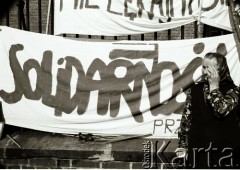 1986, Częstochowa, Polska.

Uczestniczka pielgrzymki na Jasnej Górze, za nią transparent z napisem 