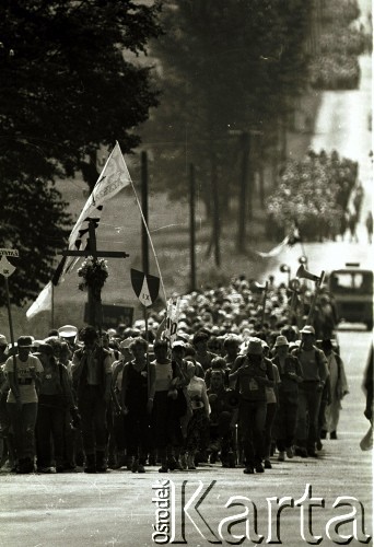 1986, Polska.

Pielgrzymi w drodze na Jasną Górę.

Fot. Jerzy Szot, zbiory Ośrodka KARTA