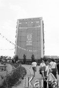 12.06.1987, Gdańsk - Zaspa, Polska.
Trzecia pielgrzymka Jana Pawła II do Polski. Na bloku wiszą transparenty z hasłami: 