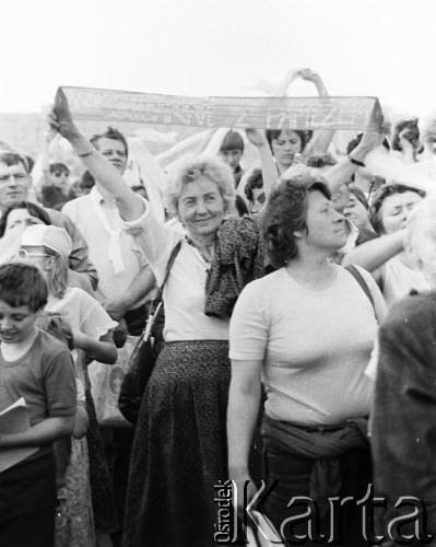 12.06.1987, Gdańsk - Zaspa, Polska.
Trzecia pielgrzymka Jana Pawła II do Polski. Wierni podczas mszy świętej celebrowanej przez papieża. 
Fot. Jerzy Szot, zbiory Ośrodka KARTA