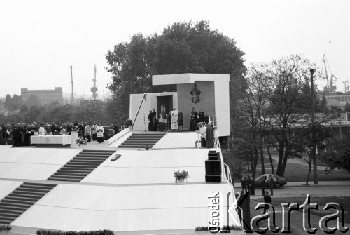 11.06.1987, Gdynia, Polska.
Trzecia pielgrzymka Jana Pawła II do Polski. Msza święta z udziałem Ojca Świętego, biskupa krakowskiego Franciszka Macharskiego oraz prymasa Polski Józefa Glempa.
Fot. Jerzy Szot, zbiory Ośrodka KARTA