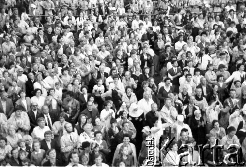 12.06.1987, Gdynia, Polska.
Trzecia pielgrzymka Jana Pawła II do Polski. Tłum wiernych podczas mszy świętej celebrowanej przez Jana Pawła II.
Fot. Jerzy Szot, zbiory Ośrodka KARTA