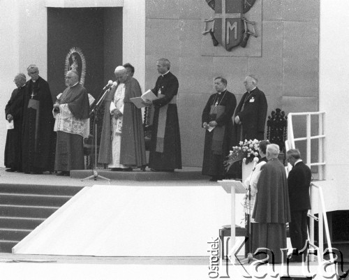 11.06.1987, Gdynia, Polska.
Trzecia pielgrzymka Jana Pawła II do Polski. Msza święta z udziałem Ojca Świętego, biskupa krakowskiego Franciszka Macharskiego oraz prymasa Polski Józefa Glempa.
Fot. Jerzy Szot, zbiory Ośrodka KARTA