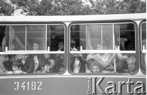 10.06.1987, Kraków, Polska.
Trzecia pielgrzymka Jana Pawła II do Polski. Ludzie jadący autobusem miejskim.
Fot. Jerzy Szot, zbiory Ośrodka KARTA