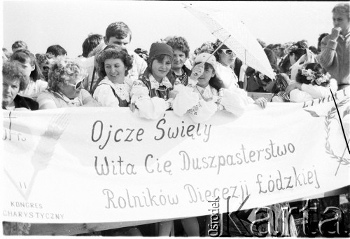 13.06.1987, Łódź, Polska.
Msza święta na lotnisku Łódź-Lublinek w czasie trzeciej pielgrzymki Ojca Świętego Jana Pawła II do Polski. Wierni trzymają transparent z napisem: 