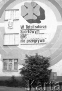 10.06.1987, Kraków, Polska.
Reklama na murze: 