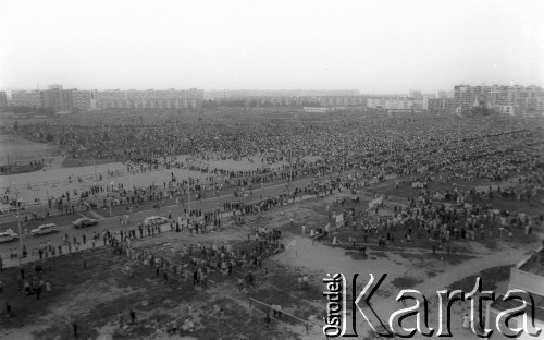 12.06.1987, Gdańsk - Zaspa, Polska.
Trzecia pielgrzymka Jana Pawła II do Polski. Wierni zgromadzeni na mszy świętej celebrowanej przez papieża, w oddali, po lewej widoczny jest ołtarz papieski w postaci okrętu.
Fot. Jerzy Szot, zbiory Ośrodka KARTA