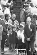 8 lub 13.06.1987, Warszawa, Polska.
Trzecia pielgrzymka Jana Pawła II do Polski. Wierni czekają na przejazd papieża.
Fot. Jerzy Szot, zbiory Ośrodka KARTA