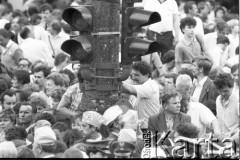 8 lub 13.06.1987, Warszawa, Polska.
Trzecia pielgrzymka Jana Pawła II do Polski. Wierni czekają na przejazd papieża.
Fot. Jerzy Szot, zbiory Ośrodka KARTA